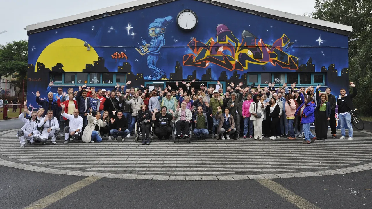 Es werden auf einem Gruppenbild Mitarbeiterinnen und Mitarbeiter der Commerz Real gemeinsam mit dem Team der Diakonie in Flingern-Süd auf dem Commerz Real Social Day 2024 dargestellt.