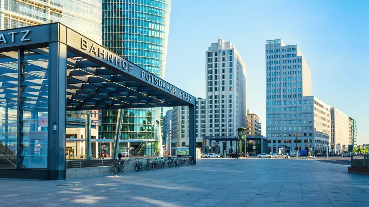 Eine Außenaufnahme des Potsdamer Platzes in Berlin bei Sonnenschein. Rechts auf dem Bild ist die hausInvest Immobilie P5 zu sehen.