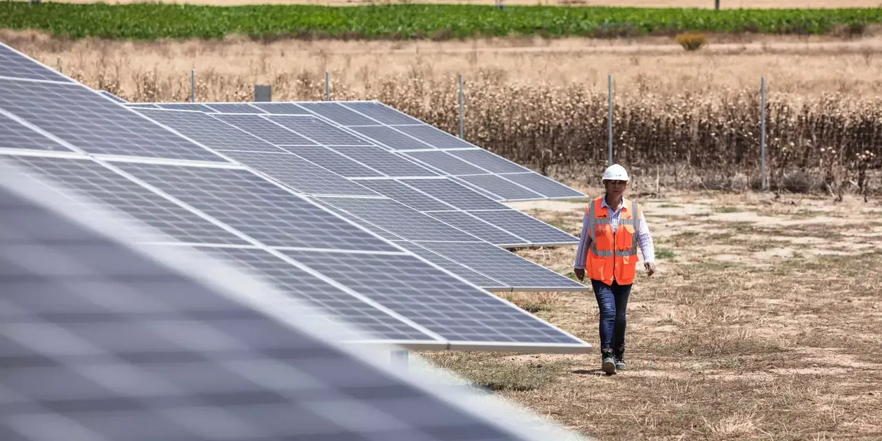 Eine Assetmanagerin, die an dem klimaVest Solarpark Tordesillas steht